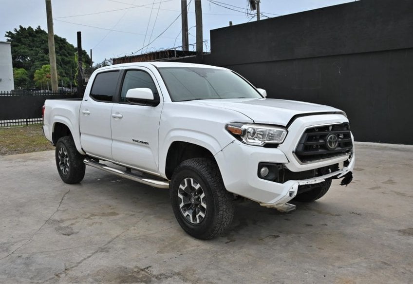 2020 Toyota Tacoma SR5 main vehicle photo