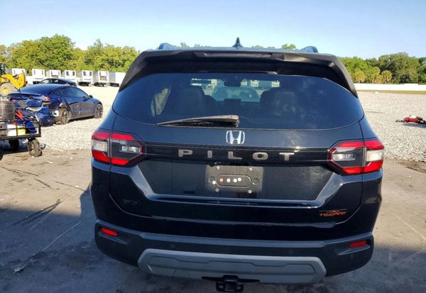 2024 Honda Pilot TrailSport vehicle photo 6
