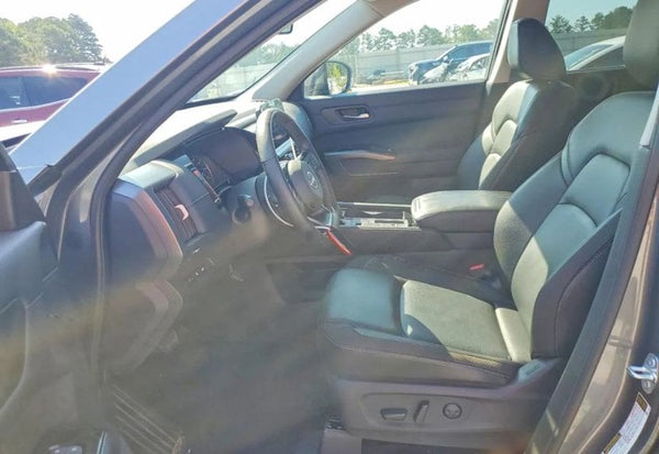 2025 Nissan Pathfinder SL vehicle photo 8