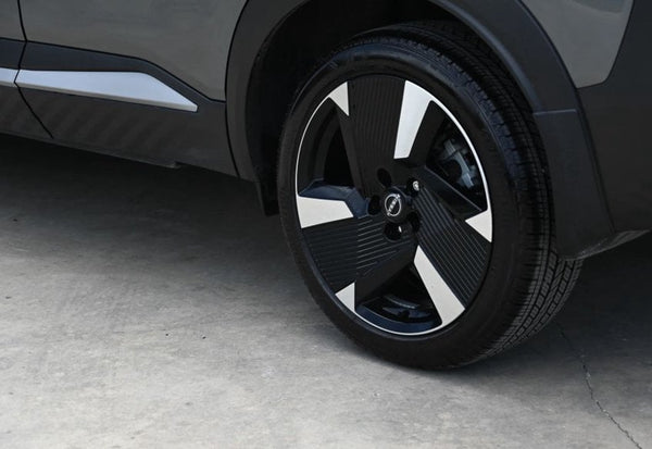 2025 Nissan Kicks SR photo 9