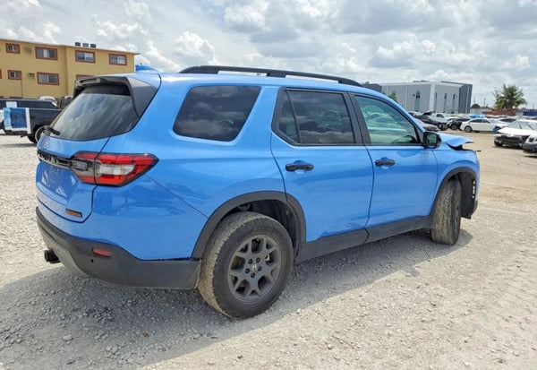 2025 Honda Pilot TrailSport vehicle photo 3