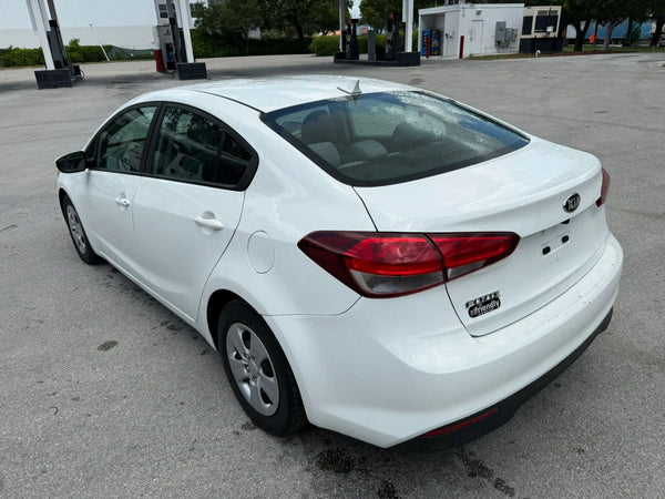 2017 KIA FORTE LX SEDAN 4D vehicle photo 5