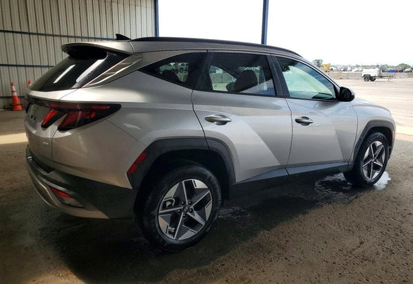 2025 Hyundai TUCSON SEL vehicle photo 4