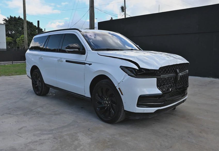 2025 Lincoln Navigator Reserve main vehicle photo