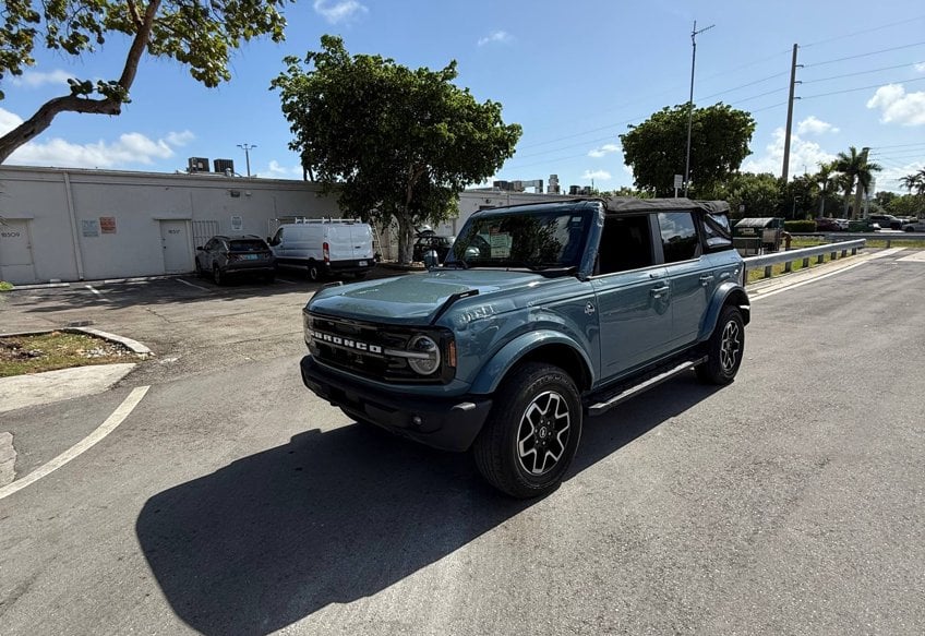 2022 Ford Bronco Base main vehicle photo