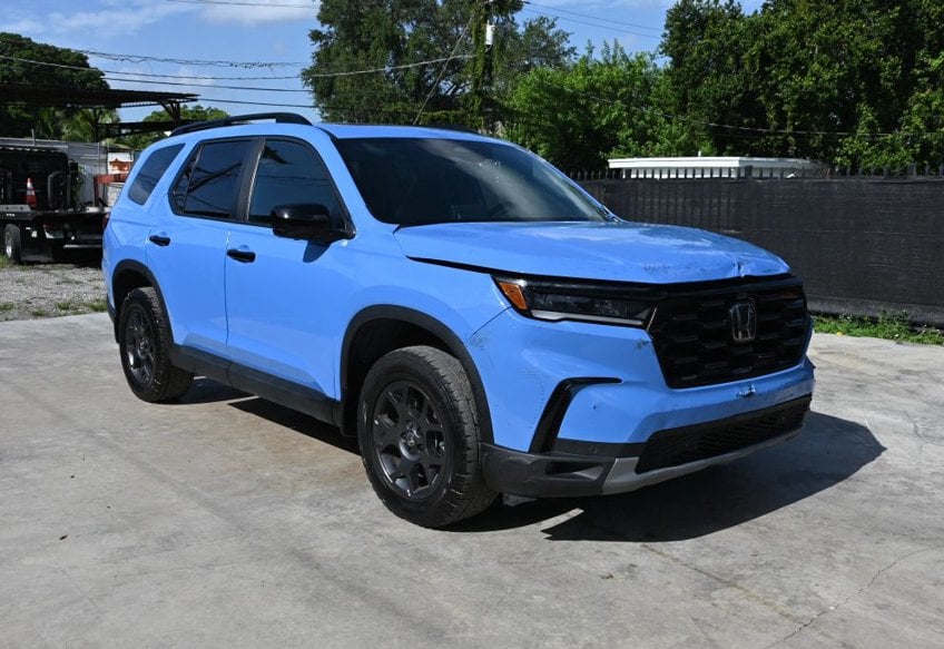 2025 Honda Pilot TrailSport main vehicle photo