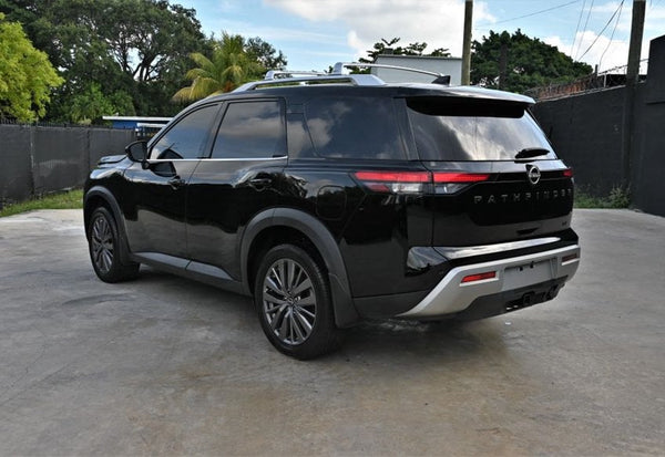 2024 Nissan Pathfinder SL vehicle photo 3