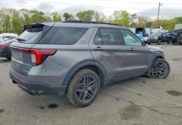 2025 Ford Explorer ST-Line photo 4