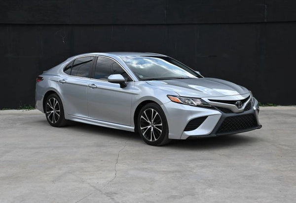 2018 Toyota Camry SE Sedan 4D vehicle photo 2
