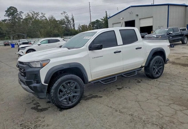 2024 Chevrolet Colorado Trail Boss photo 2