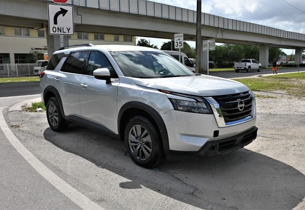 2024 Nissan Pathfinder SV photo 2