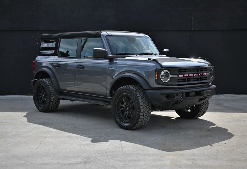 2023 Ford Bronco Base main vehicle photo