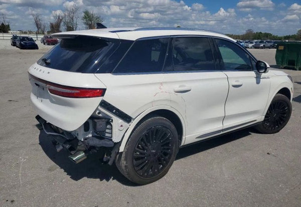 2022 Lincoln Corsair Reserve Sport Utility 4D vehicle photo 3