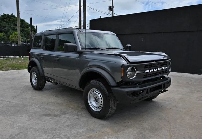 2025 Ford Bronco Base main vehicle photo