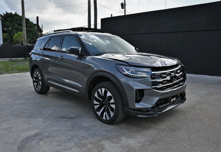 2025 Ford Explorer Platinum main vehicle photo